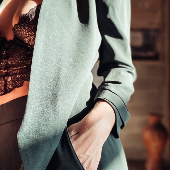 Babaton Power Hip Blazer (green) - Picture 2 of 7